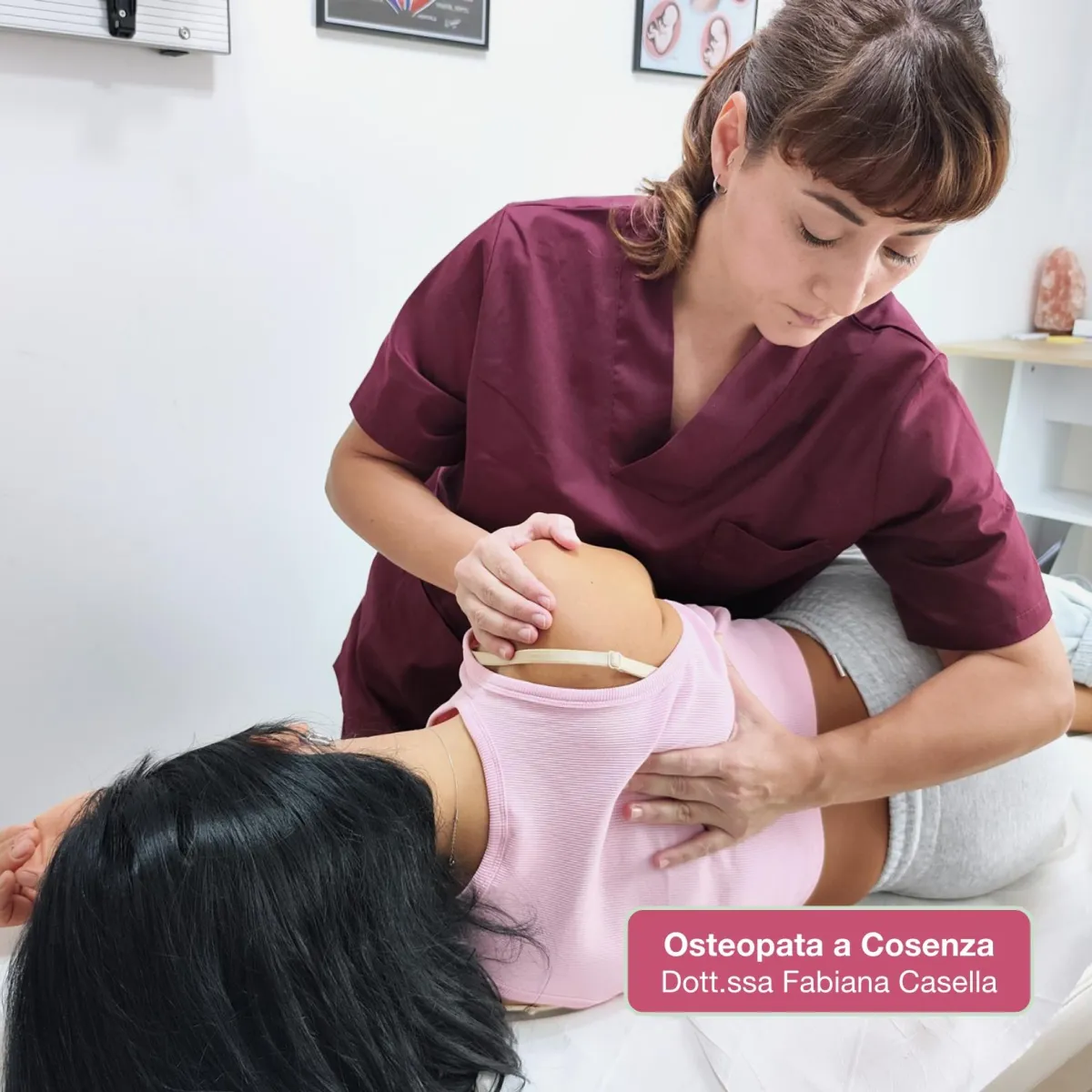 Osteopata a Cosenza Fabiana Casella tratta una donna