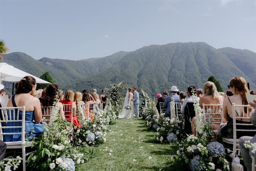 Outdoor wedding ceremony in Italy with mountains in the background