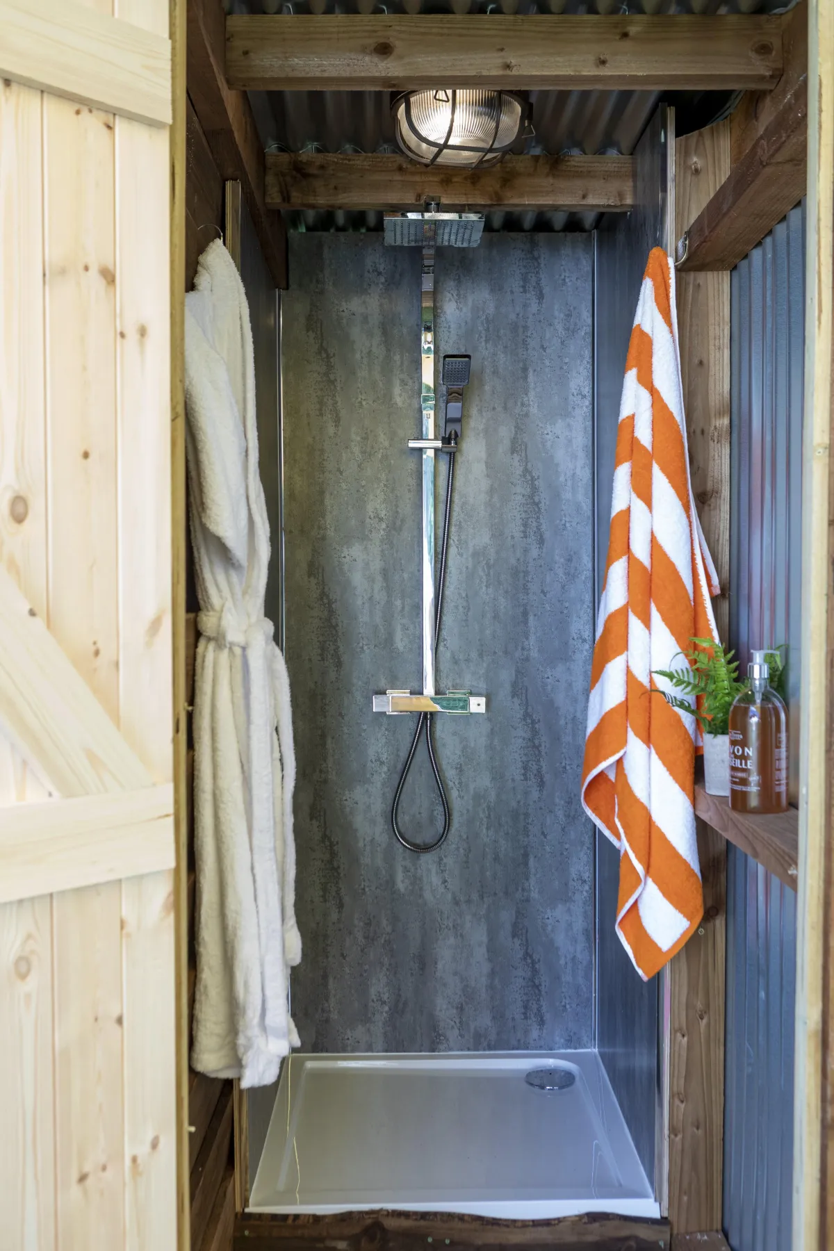 modern showers at stargazer glamping 