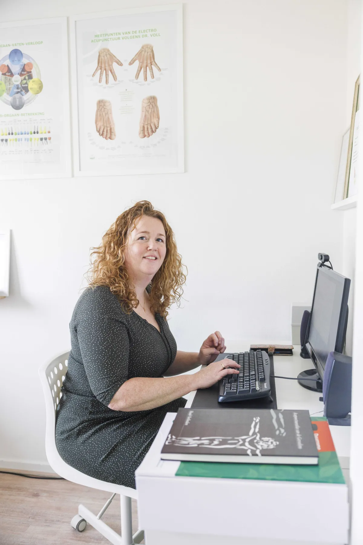 Op deze foto is Marloes Mijnen van praktijk Natuurlijkerwijs in Joure aan het werk met een patiënt in haar acupunctuur praktijkruimte.