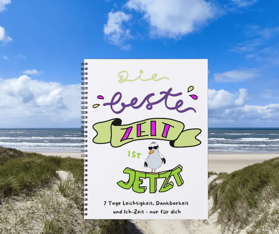 Journal „Einatmen. Ausmalen. Ankommen.“ vor einer dänischen Dünenlandschaft mit Nordsee – Symbol für innere Ruhe, Naturverbundenheit & Journaling-Auszeit.