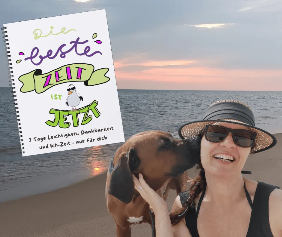Katja mit Zwinkern, Hoptimist-Figur und Mini-Journal vor Sonnenuntergang an der Nordsee – Symbol für Leichtigkeit, Inspiration und kreativen Rückzug.
