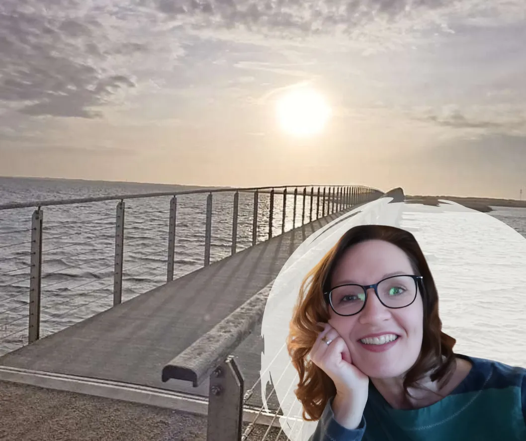 omic-Stil-Selbstporträt von Katja vor Flipchart, mit Zeichnungen und Karten aus ihrem kreativen Coaching-Portfolio – Ausdruck von Klarheit und Ideenvielfalt.