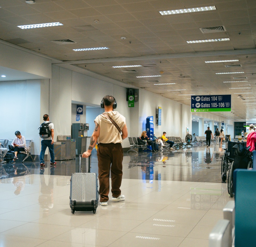 persona de viaje en el aeropuerto 