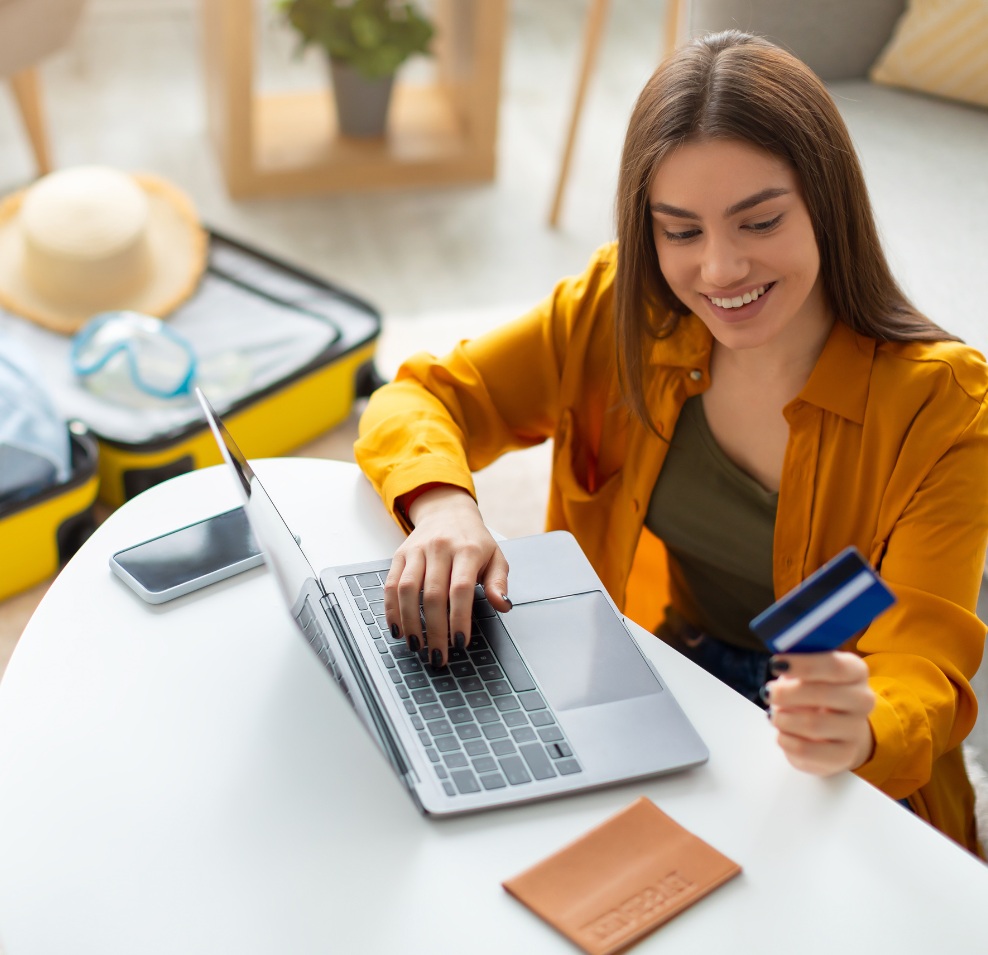 Persona reservando un viaje y comprando millas desde su laptop