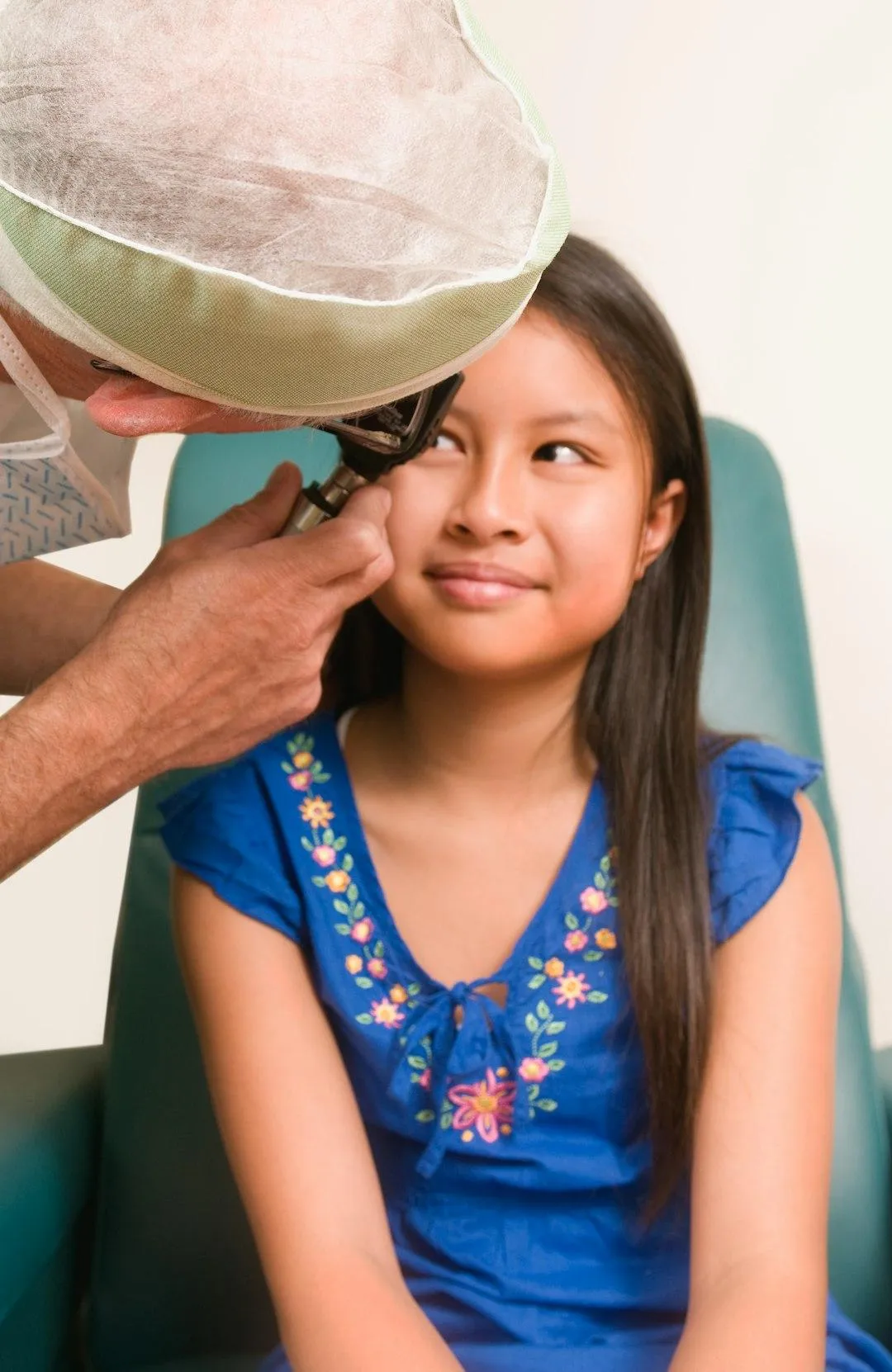 Niña siendo atendida por un Doctor.