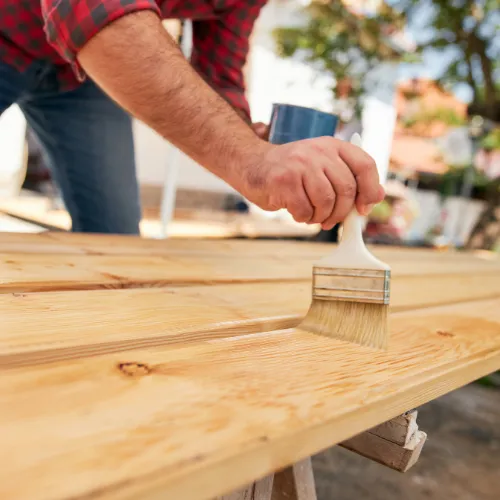 Austin Handyman builds fence in backyard.