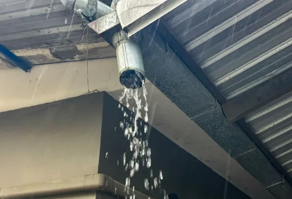 Gutter Flushing with Water 
