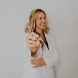Chelsea Speer holding a Cellenis Derma PRP natural filler.