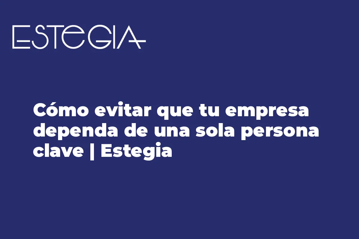 Dueña de pyme mexicana organizando procesos para reducir la dependencia de personas clave en su empresa