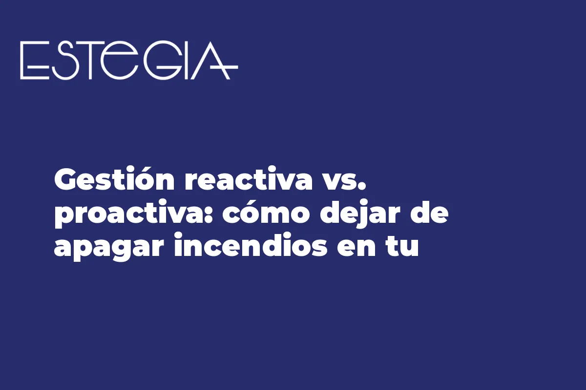 Dueña de pyme mexicana organizando su rutina semanal proactiva en una oficina