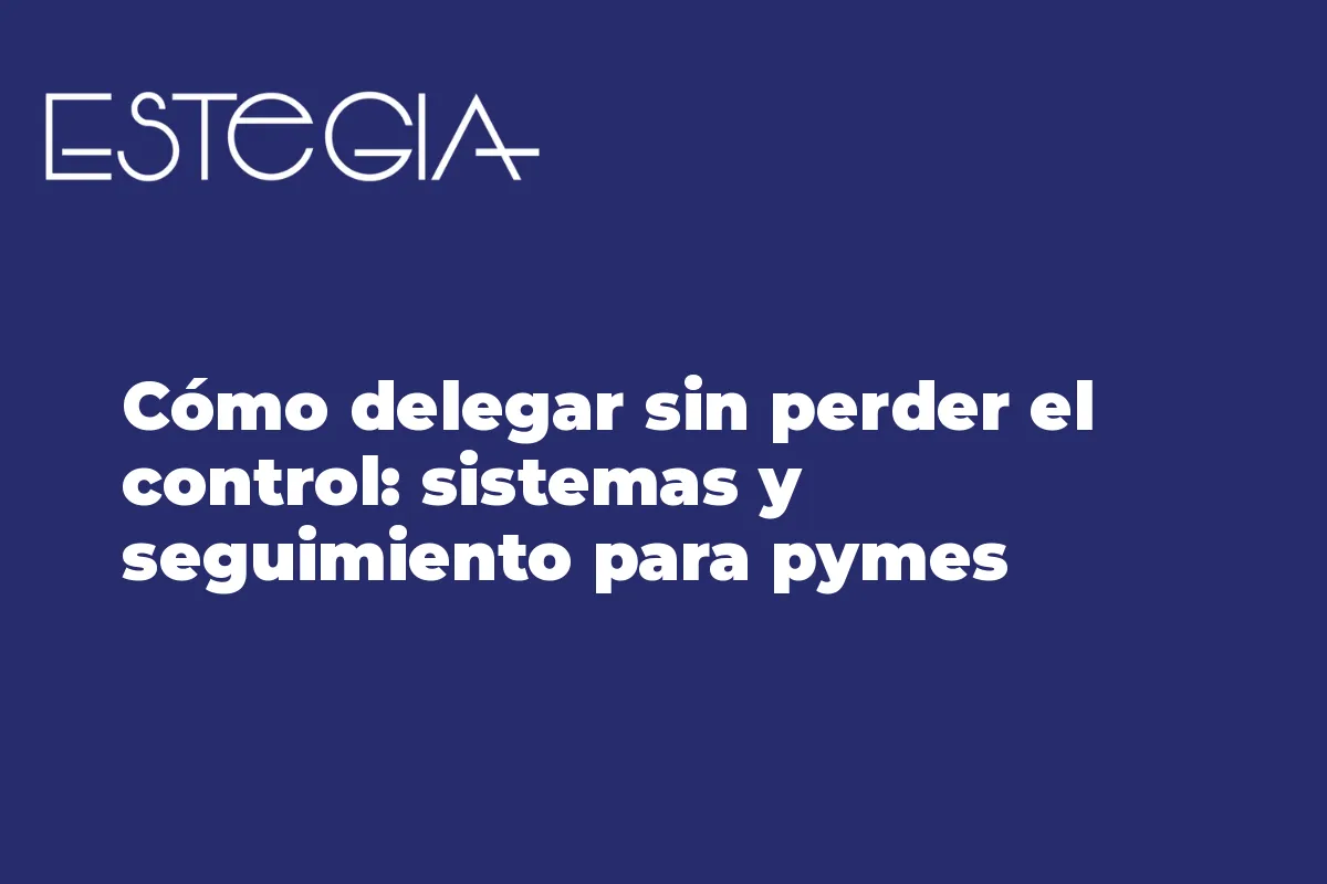 Dueña de pyme revisando tablero de seguimiento de tareas delegadas en su empresa