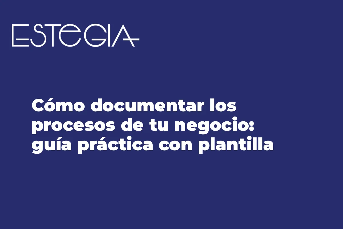 Dueña de pyme mexicana documentando procesos de negocio en una plantilla impresa sobre escritorio de oficina