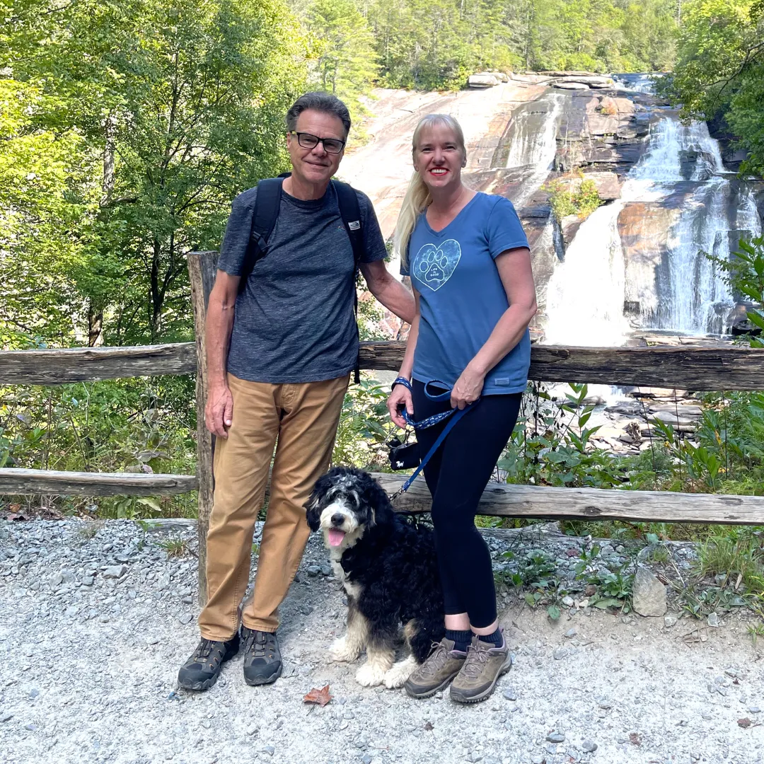 Picture of Randy and Yvonne Hoyt hiking