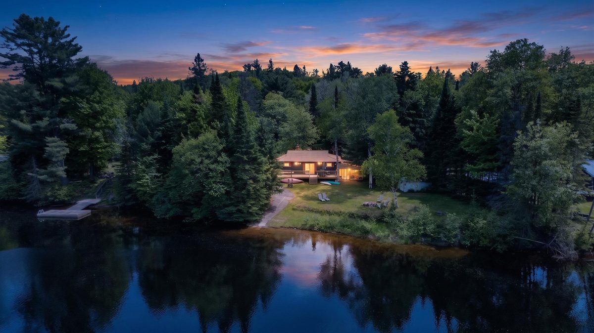 The Mara: Huntsville Cottage with Sauna and Hot Tub