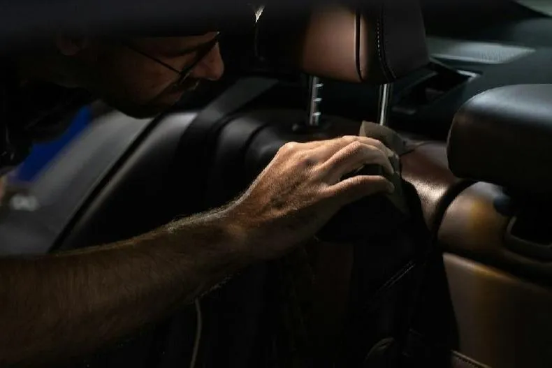 Rensing av bilseter under innvendig vask hos Selma Bilpleie i Oslo