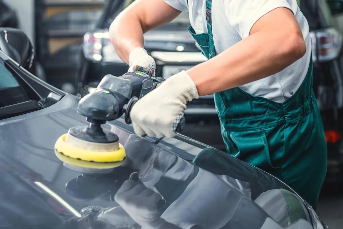 Polering av bil i garasje Selma Bilpleie i Osloje