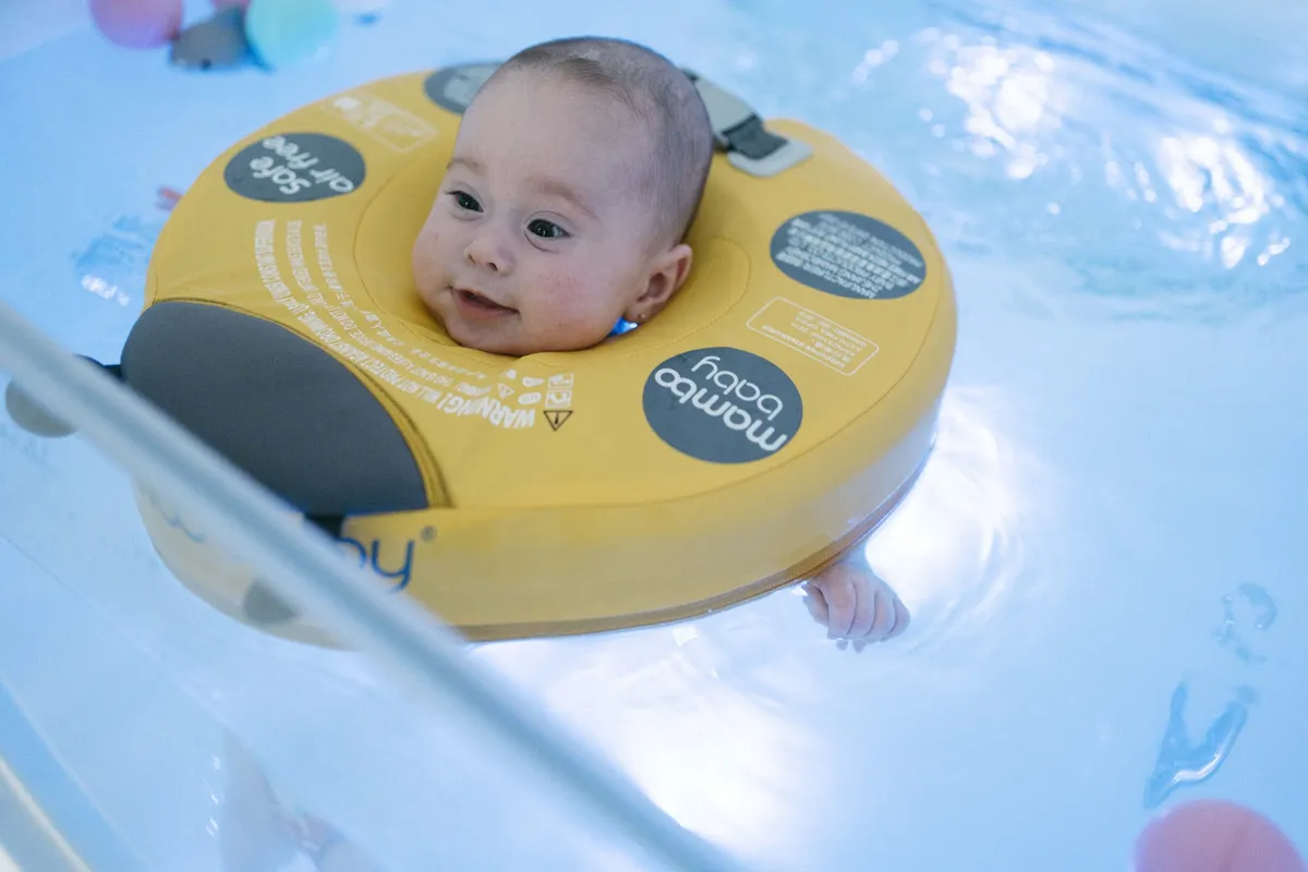 Bebé en una sesión de Baby Spa en Granada