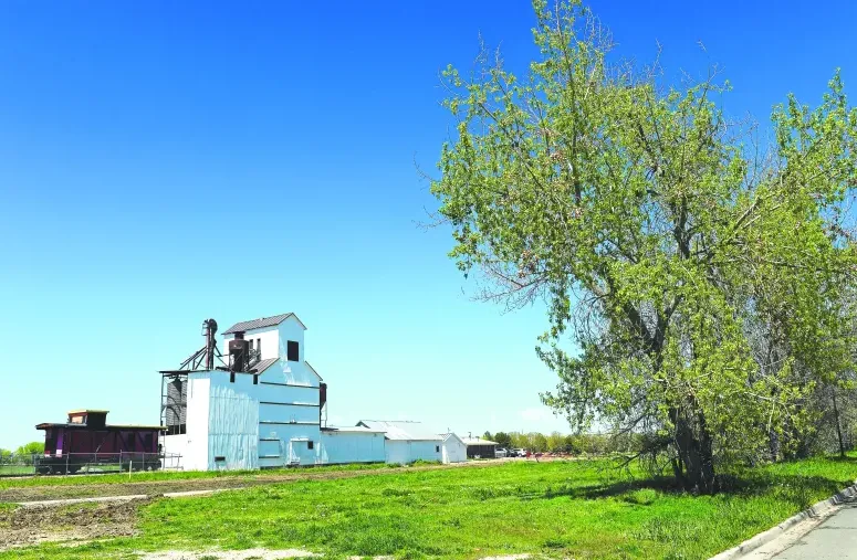 Composite deck with screened porch in Eastlake Thornton