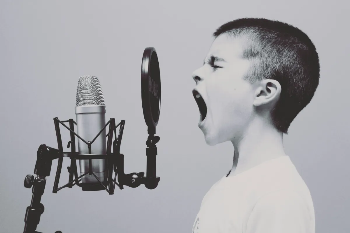 Kid screaming into Microphone/unsplash