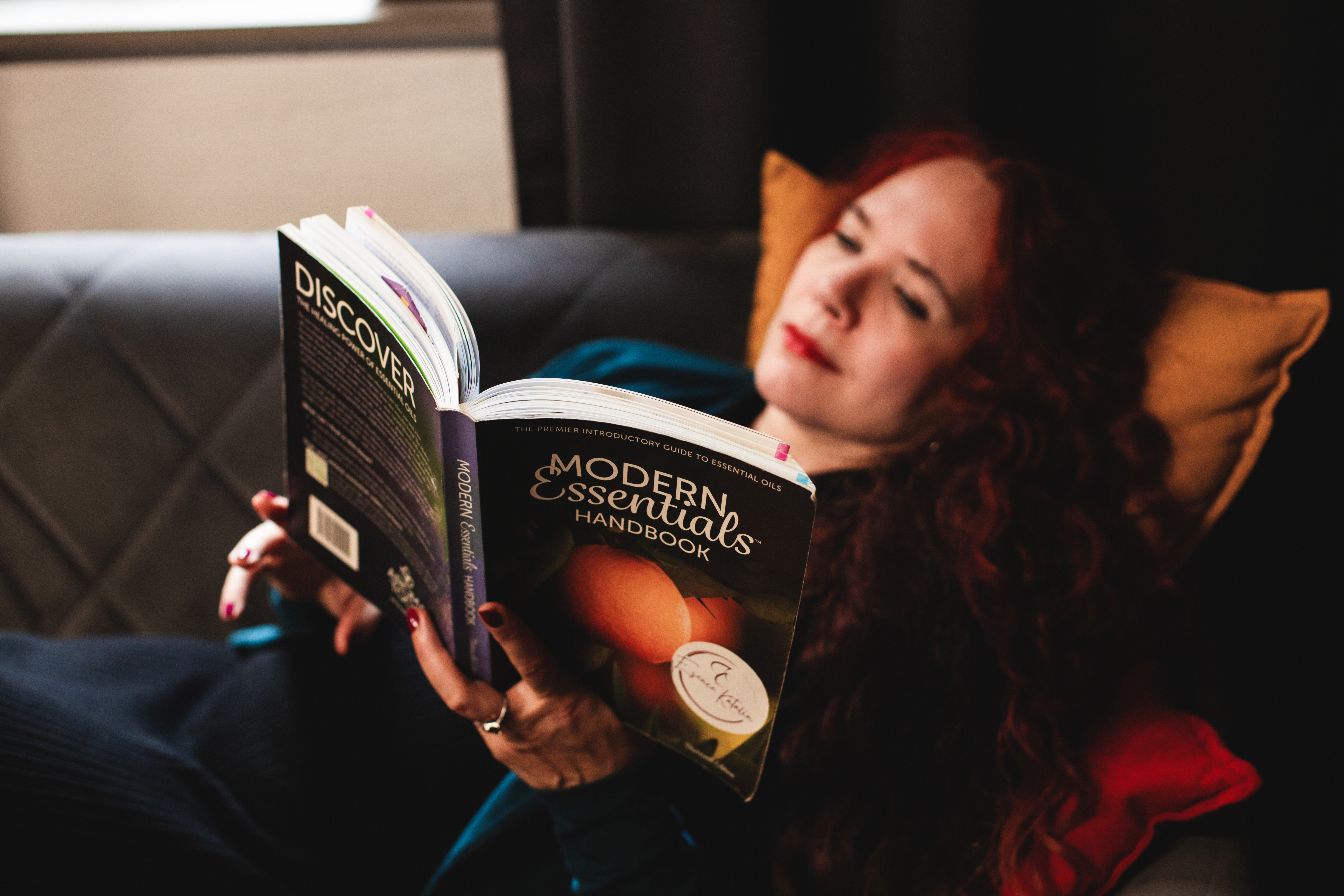 Kateřina Ryvolová s knížkou Modern Essentials