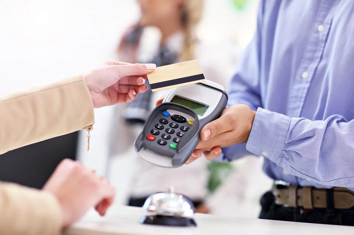 100GROUP - Low-Fee Credit Card