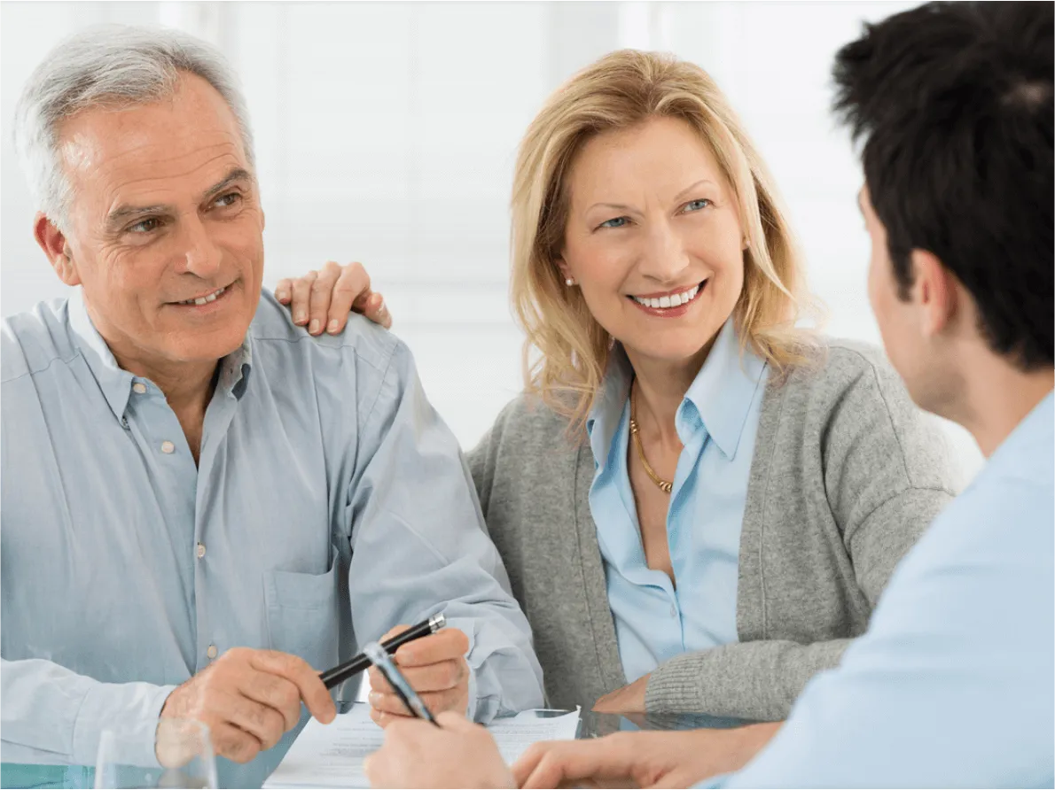 Couple talking to agent about social security optimizaation