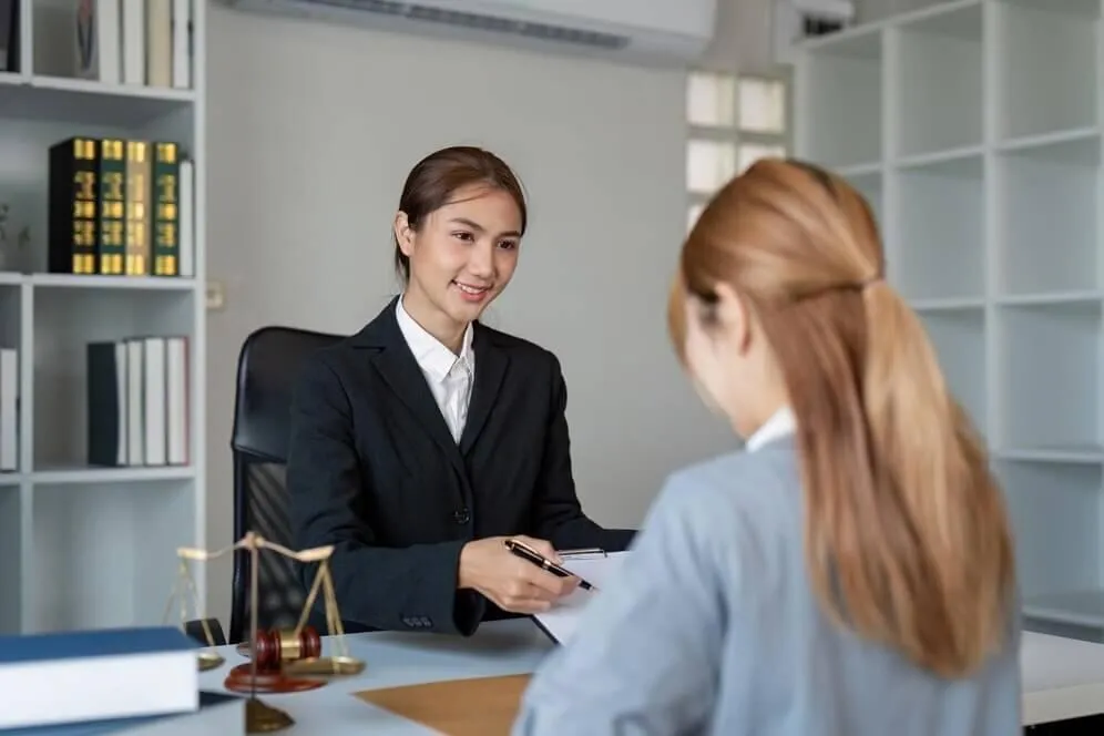 Agent assisting client about application to insurance 