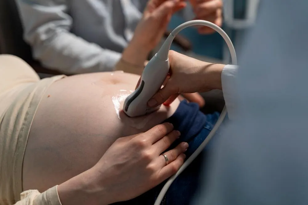 Pregnant woman doing ct-scan
