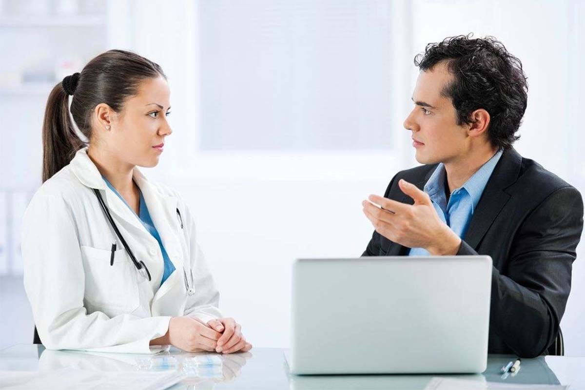 Asesor médico en consulta consultiva