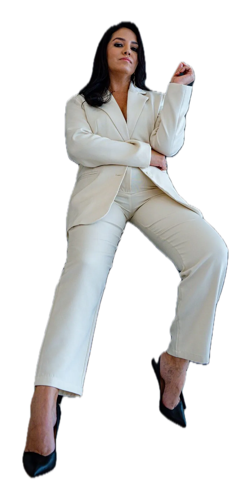 Adelaida sentada con unas tijeras en la mano
