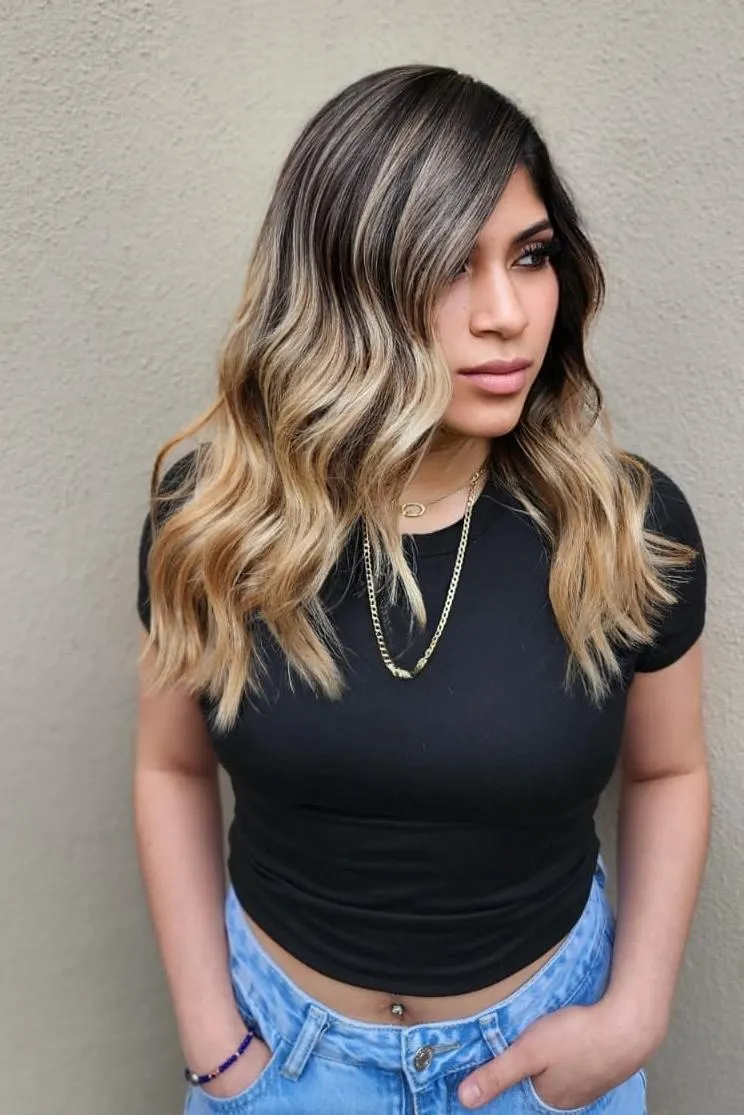 Mujer posando con corte de cabello
