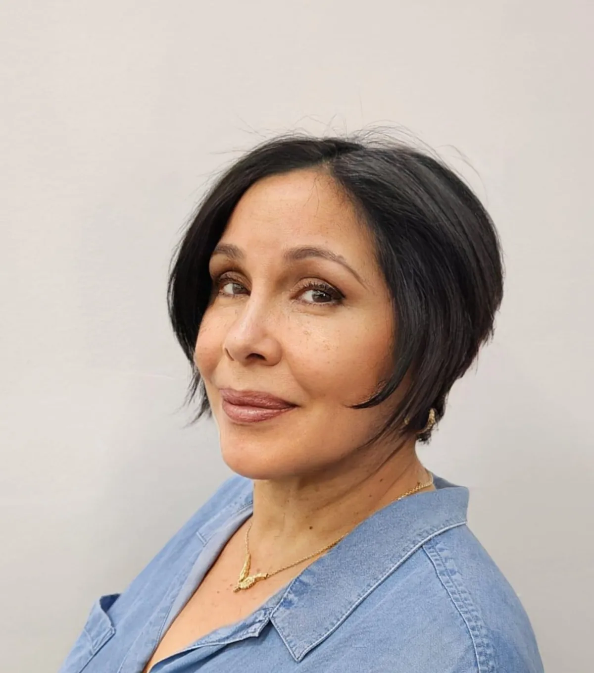 Perfil de Mujer mostrando su corte de cabello corto