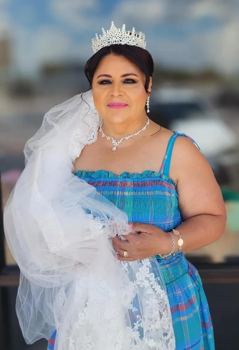 Mujer mostrando un look de reina con corona