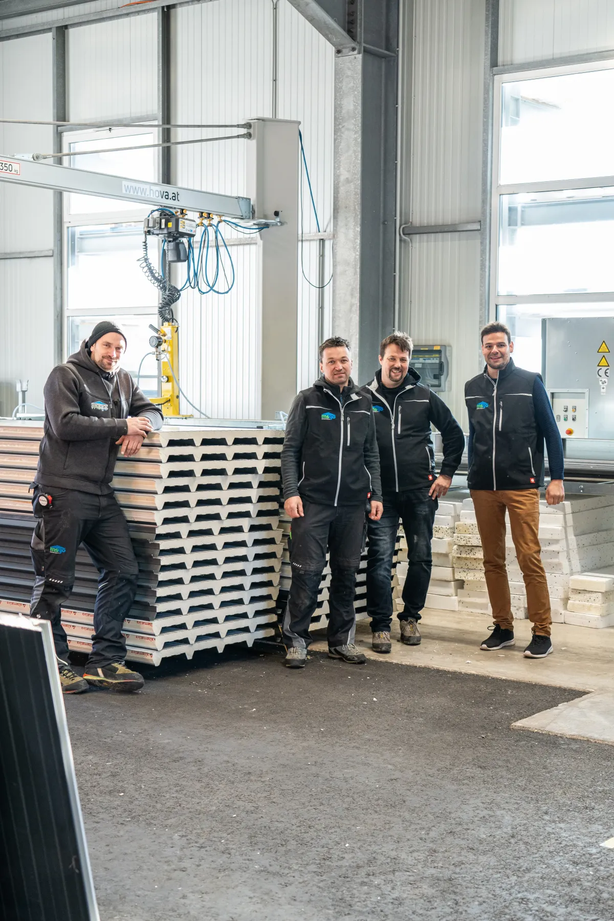 Drei Miatarbeiter und Gerald selbst vor Paneele