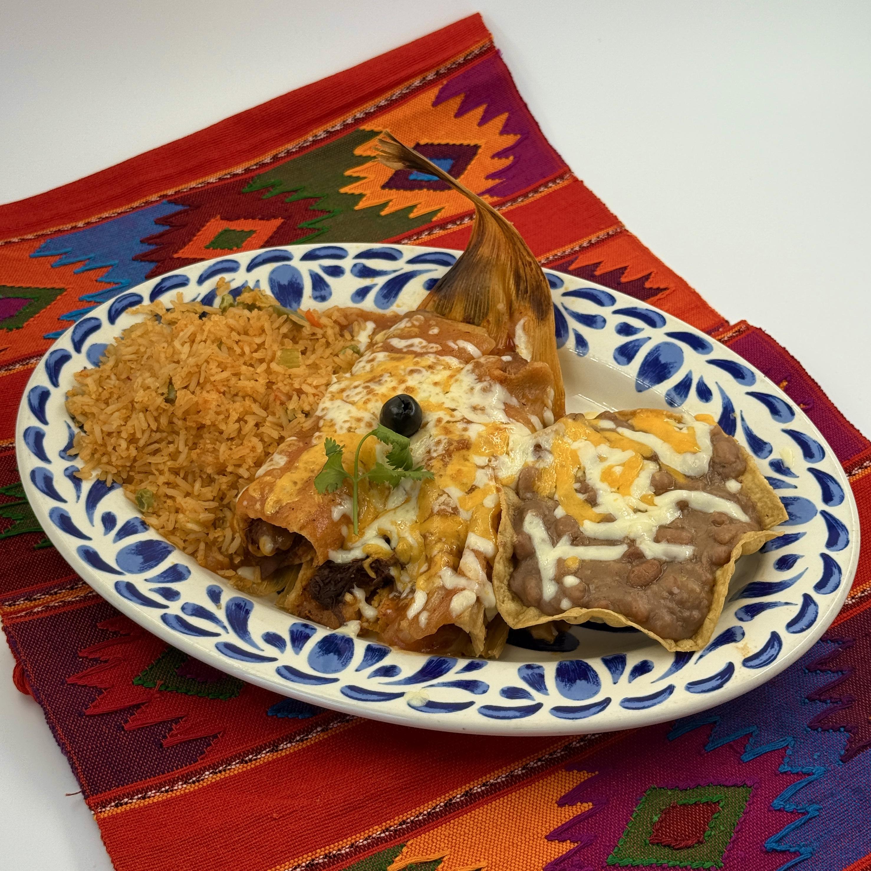 Casa de Pico tamales (Especialidades) topped with salsa española and cheese