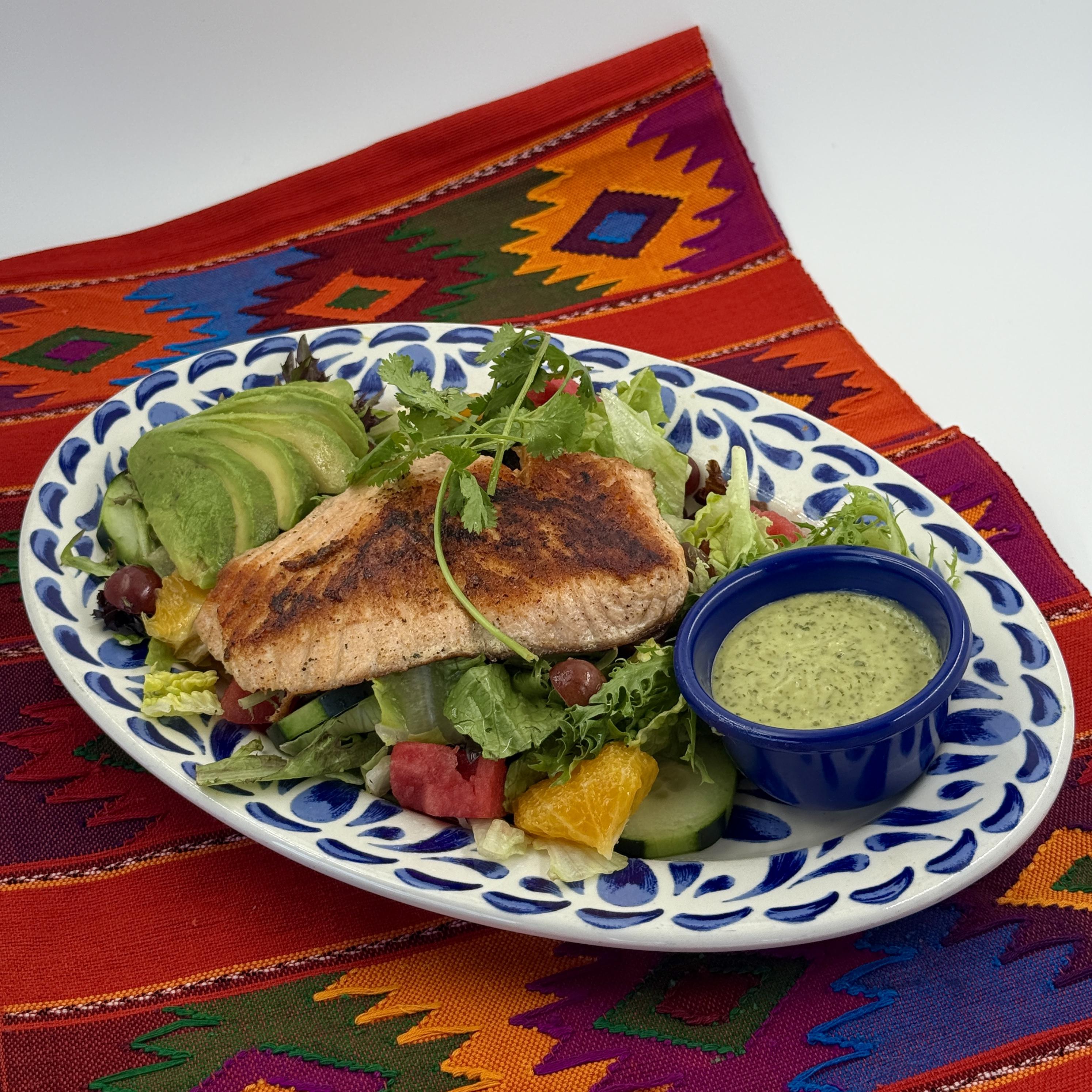 Grilled salmon salad with avocado and fruit — Casa de Pico