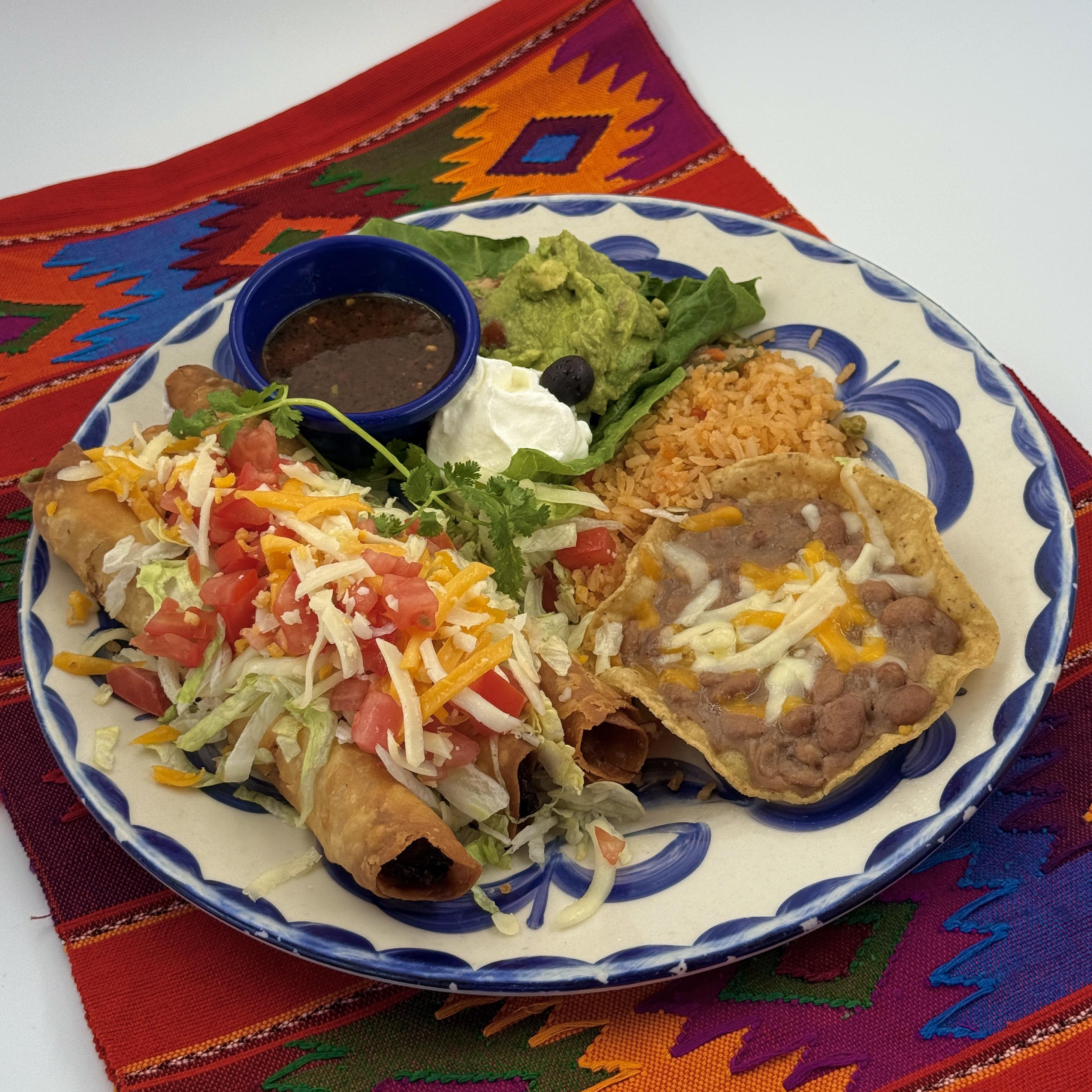 Casa de Pico Especial de Flautas (Especialidades) three rolled flautas topped with lettuce and guacamole