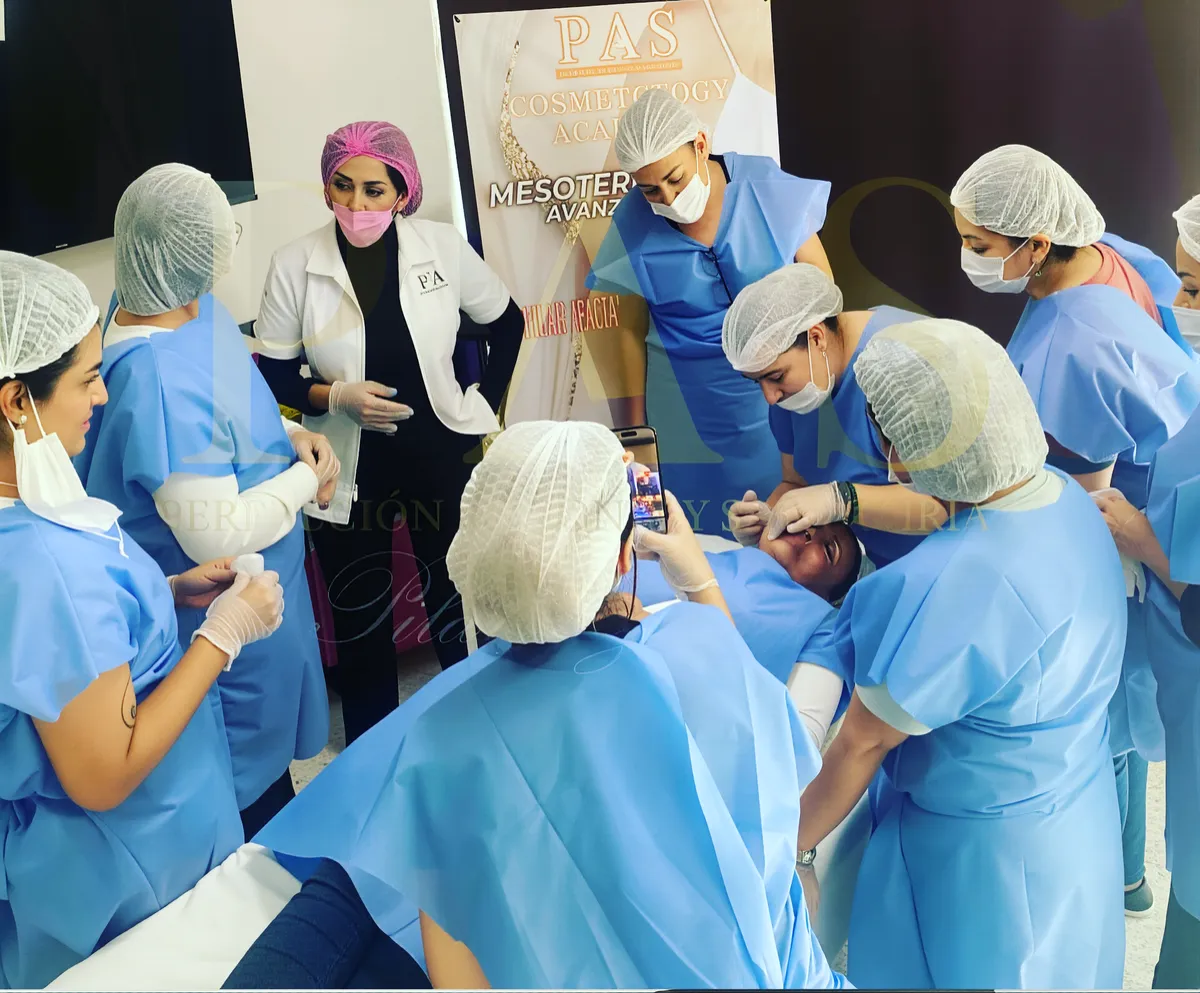Alumnas de PAS realizando una práctica supervisada en cabina