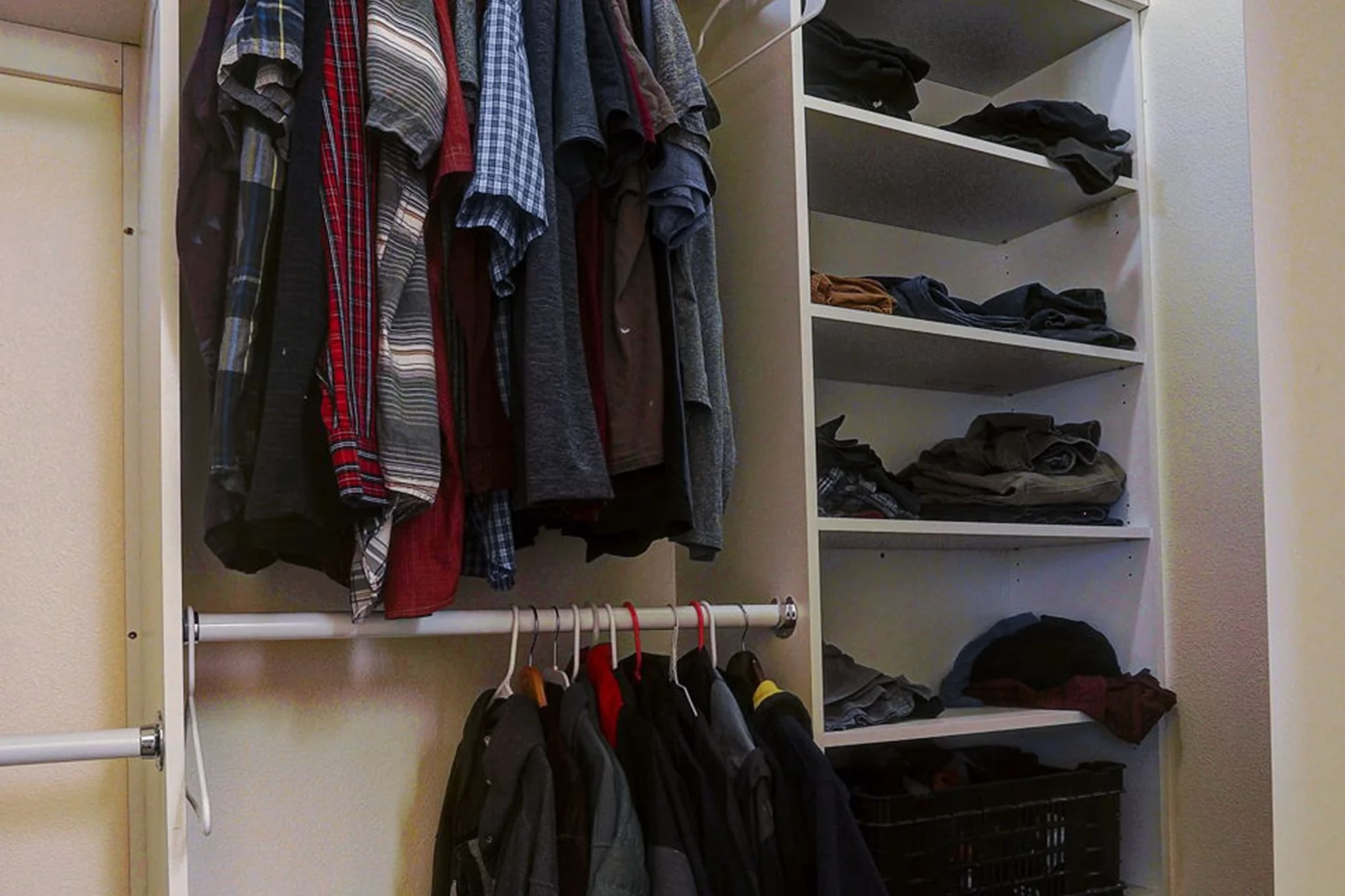 Custom built-in closet shelving