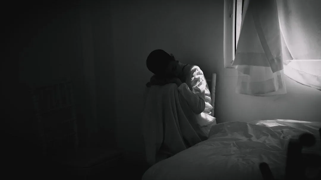 Por qué me siento tan solo/a después de una ruptura (y no es debilidad, es biología)