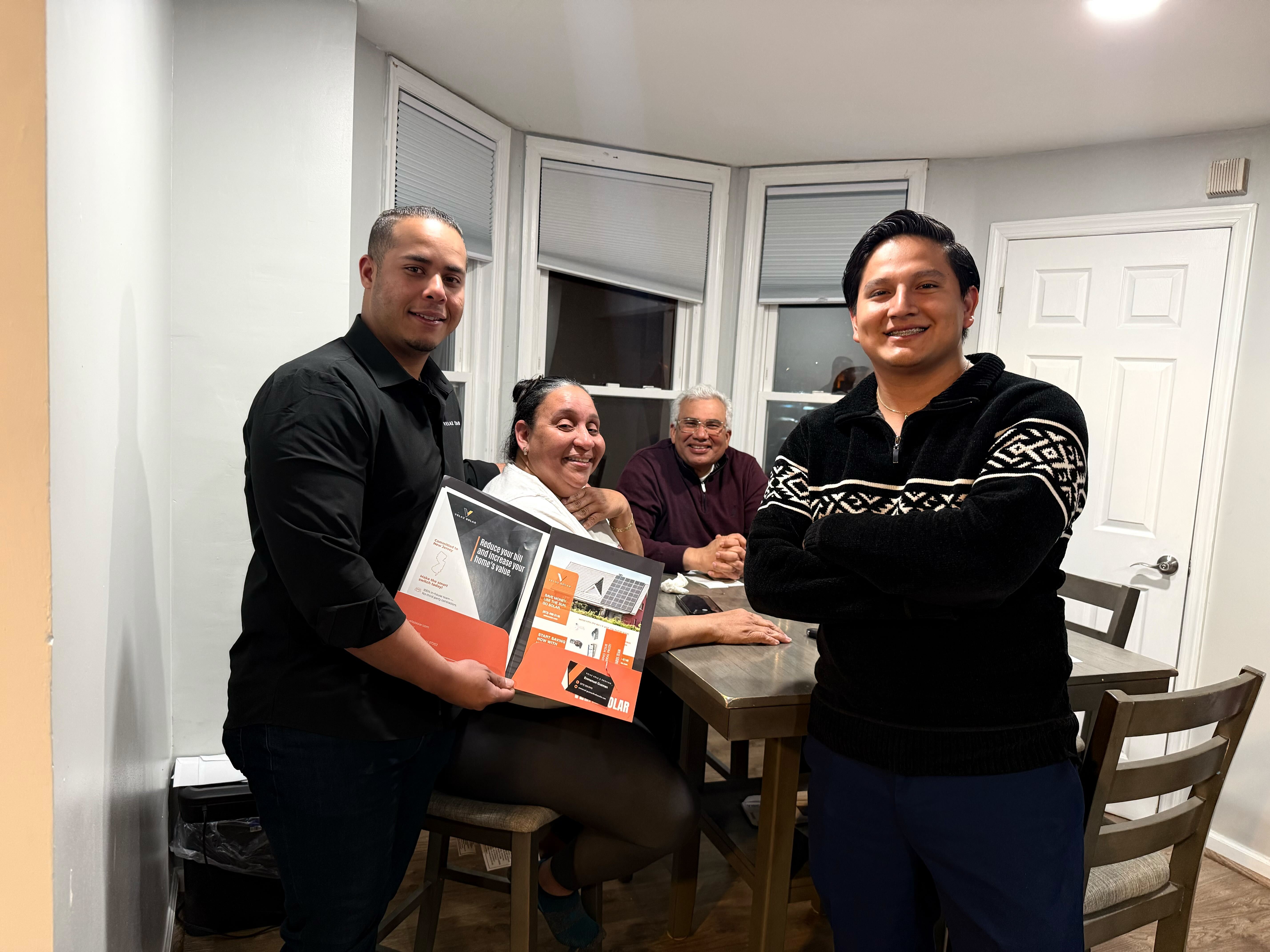 Propietario estresado revisando documentos de un contratista