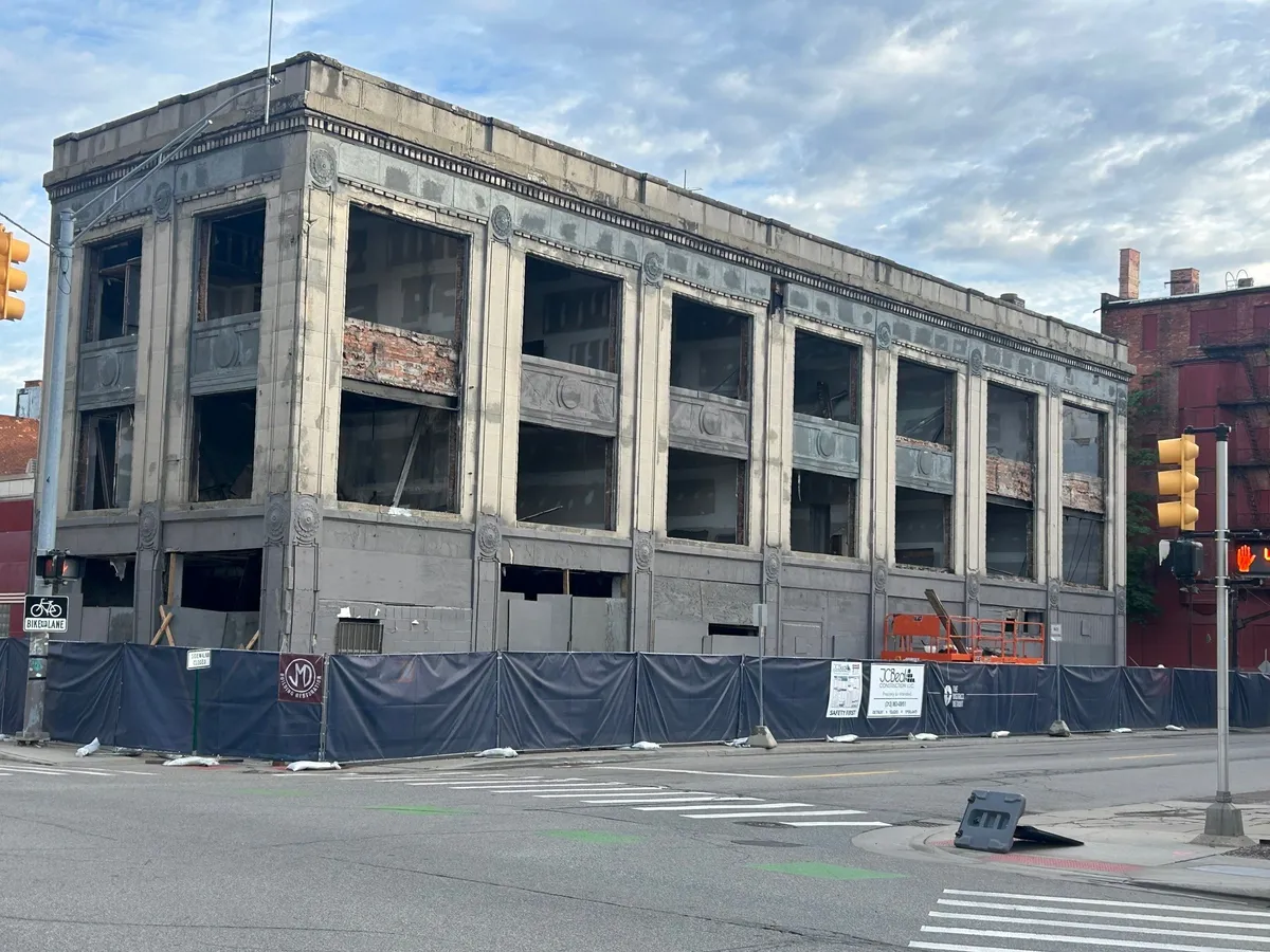 Corner view of 2900 Cass at Cass and Temple during stabilization
