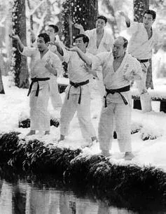 Mas Oyama using shuto strike in snow