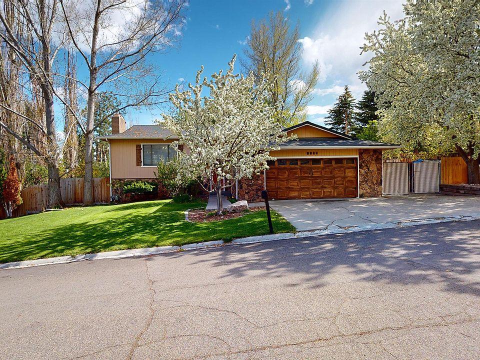 With sweeping views and open layouts, decks here often include multi-level platforms, privacy railings, and built-in benches.