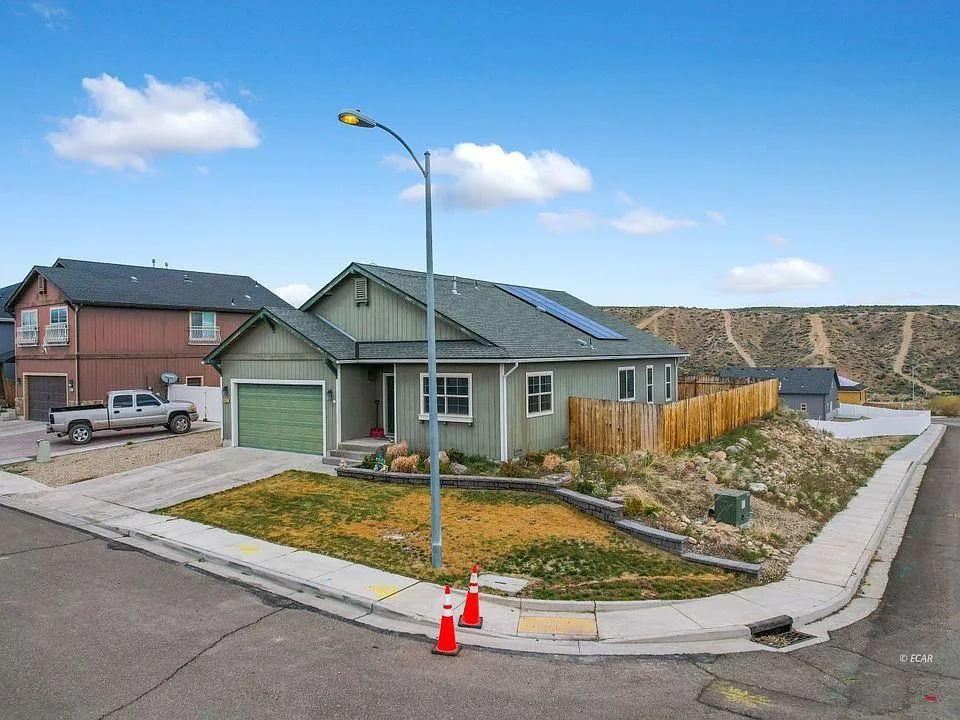 Composite backyard deck in Copper Trails neighborhood, Elko