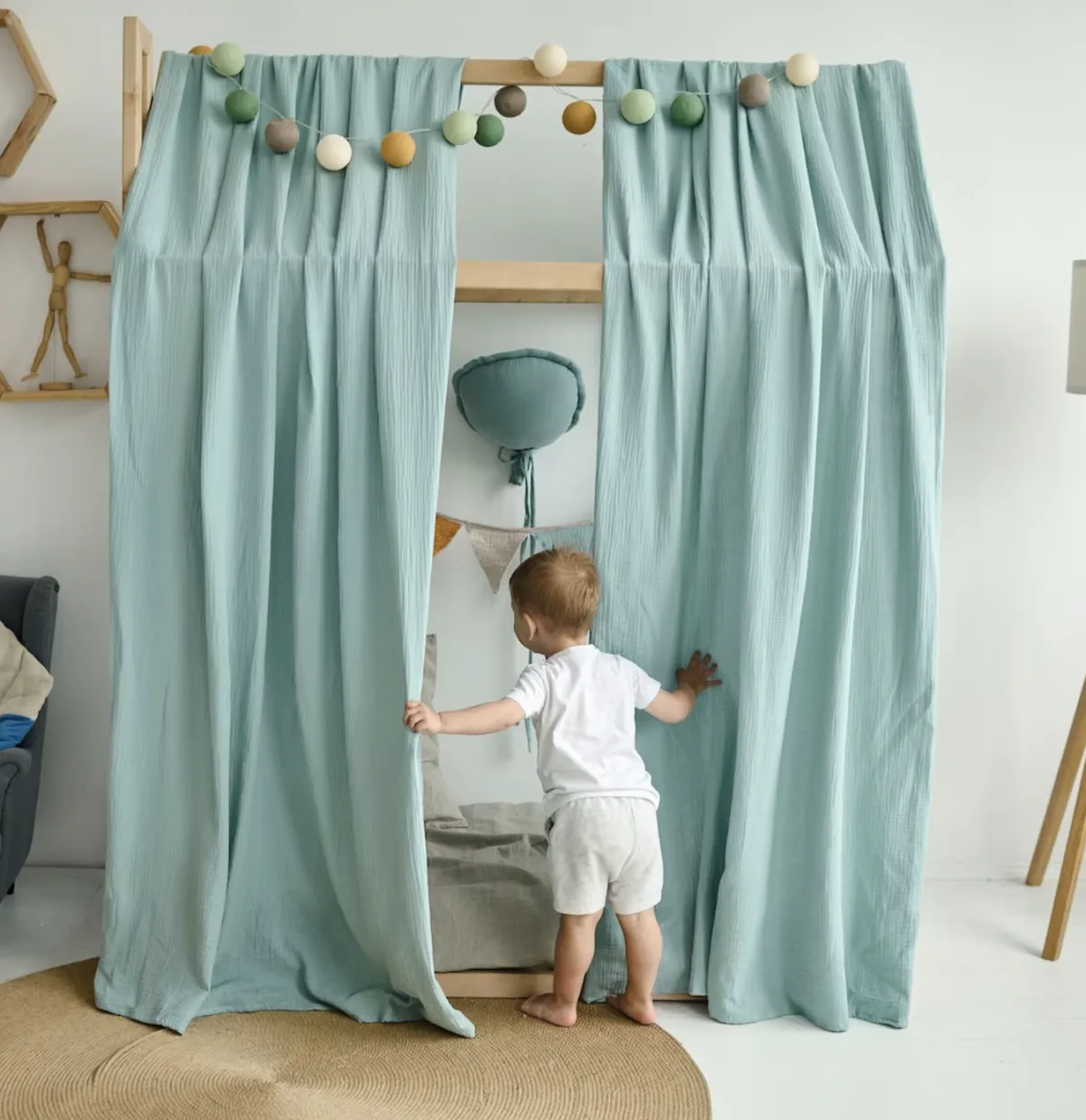 Crib curtain for toddlers' house bed