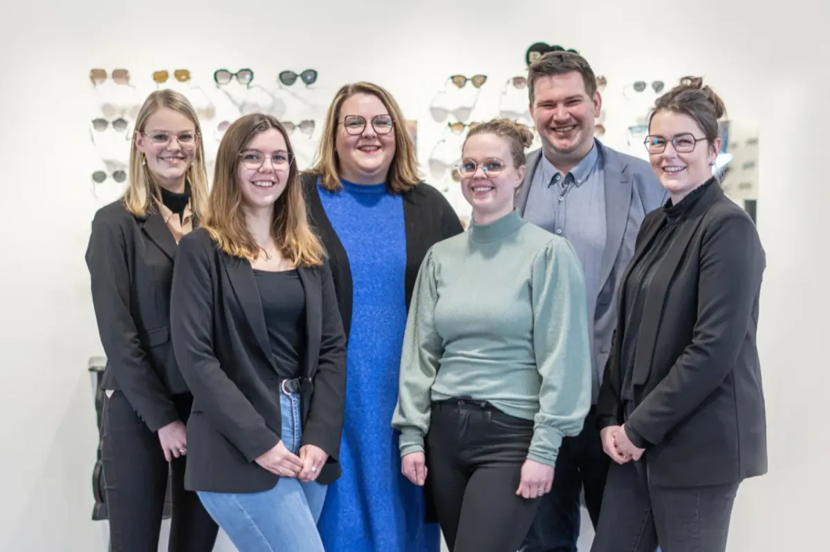 Portret van optometrist Bart Vervaet in zijn praktijkruimte