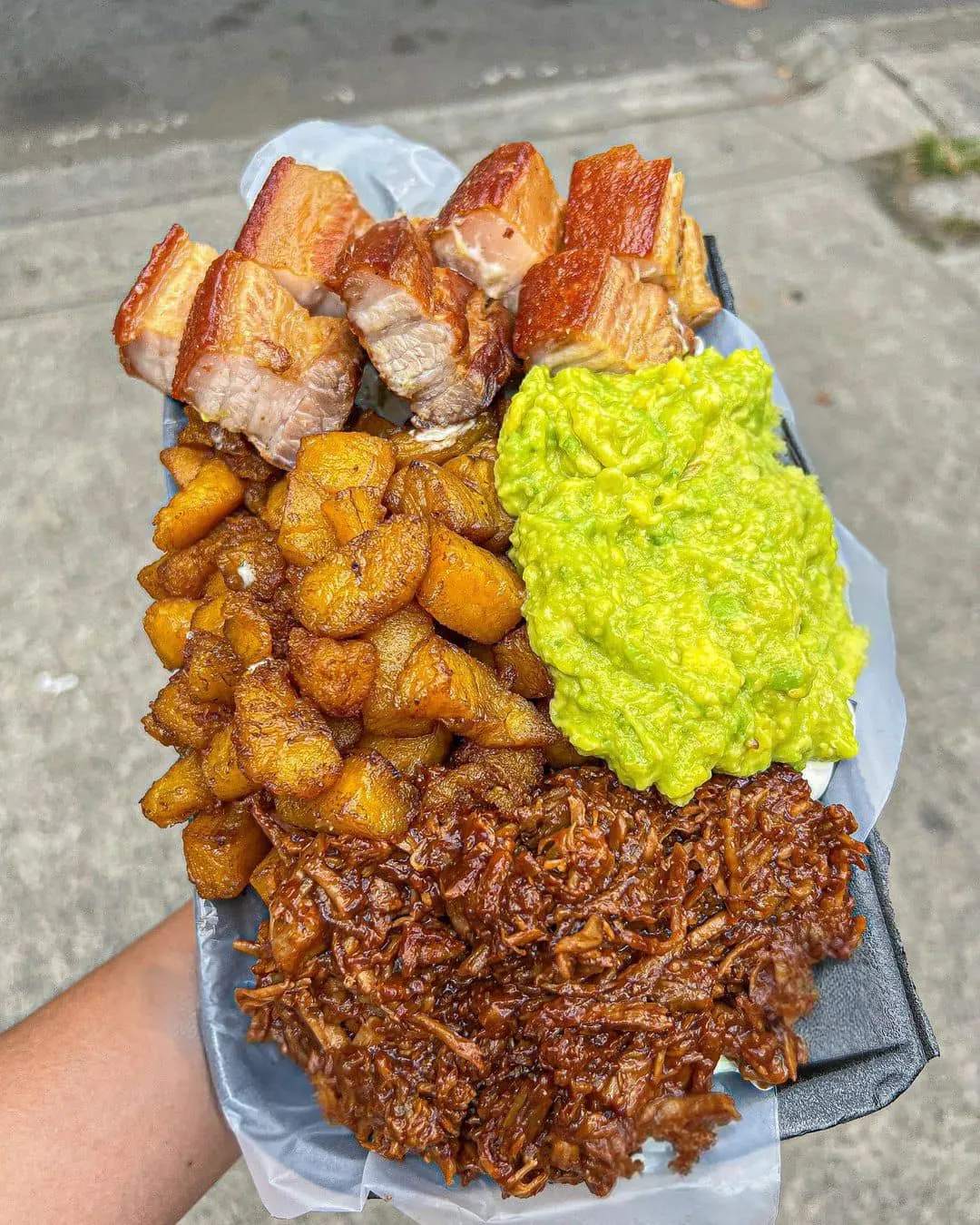 Ensalada fresca con proteína a la parrilla