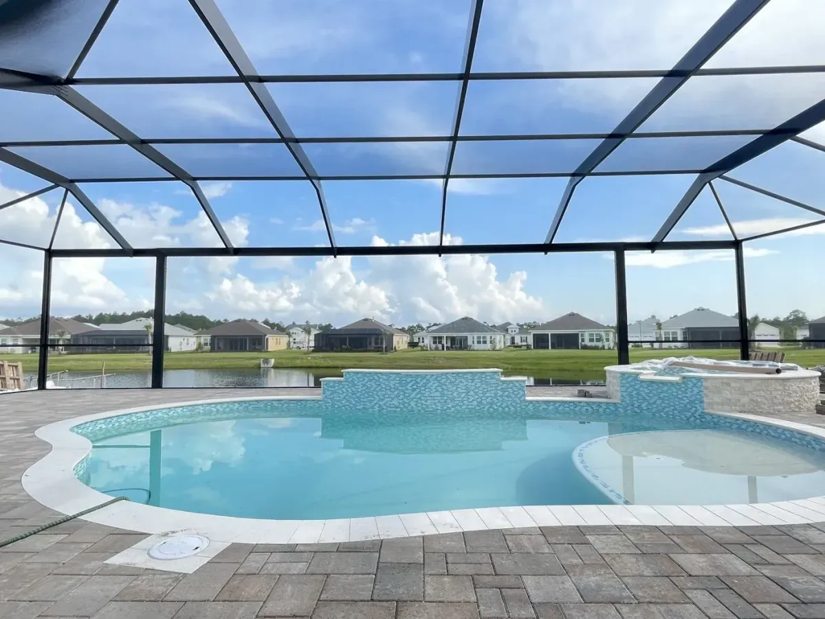 Infinity View screen enclosure over a pool with no interior posts or chair rail, installed by Aluminum Building Systems in Destin, FL